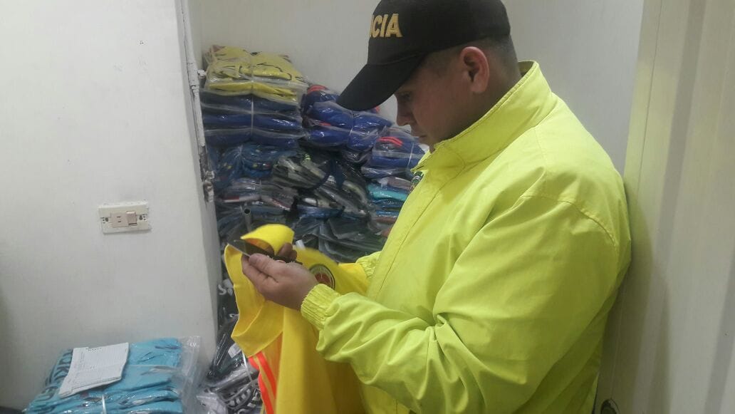 Incautación de miles de camisetas de contrabando de la selección Colombia