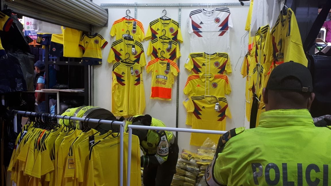 Incautación de camisetas de la Selección Colombia, de contrabando