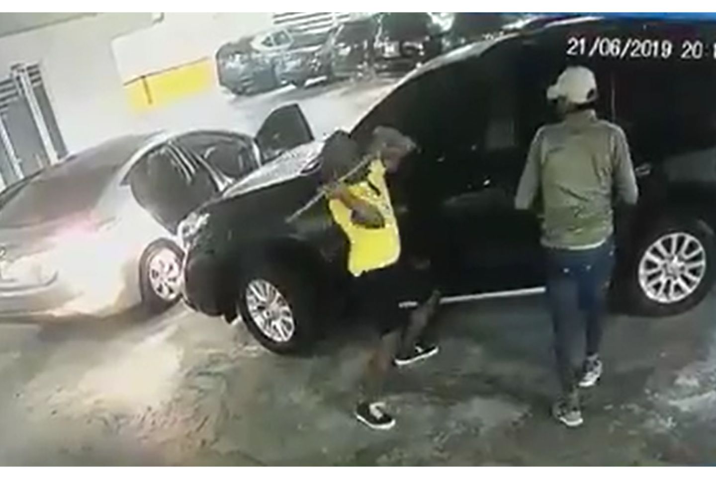 El cinematográfico asalto a un vehículo en Bogotá fue registrado en el norte de la ciudad.