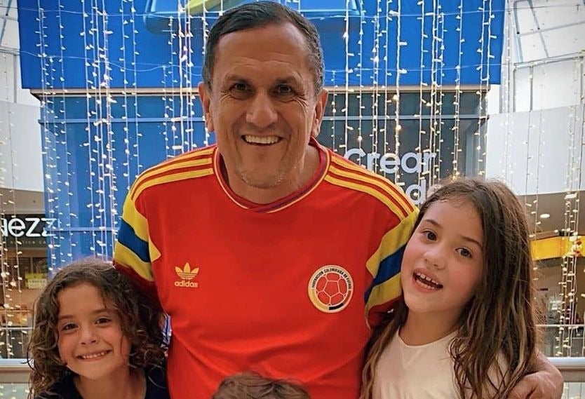 Hernán Ospina y sus nietas