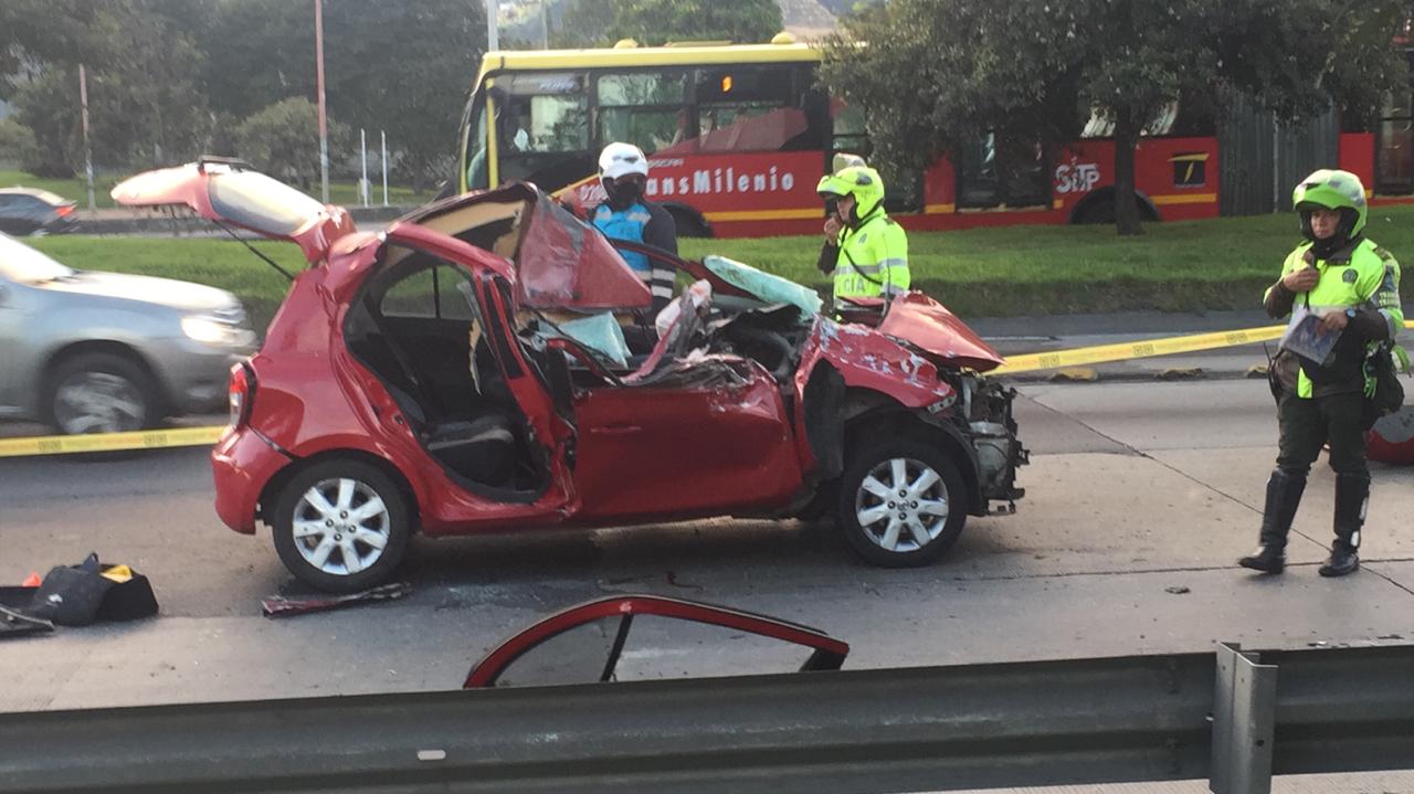Vehículo accidentado en la Autopista Norte de Bogotá