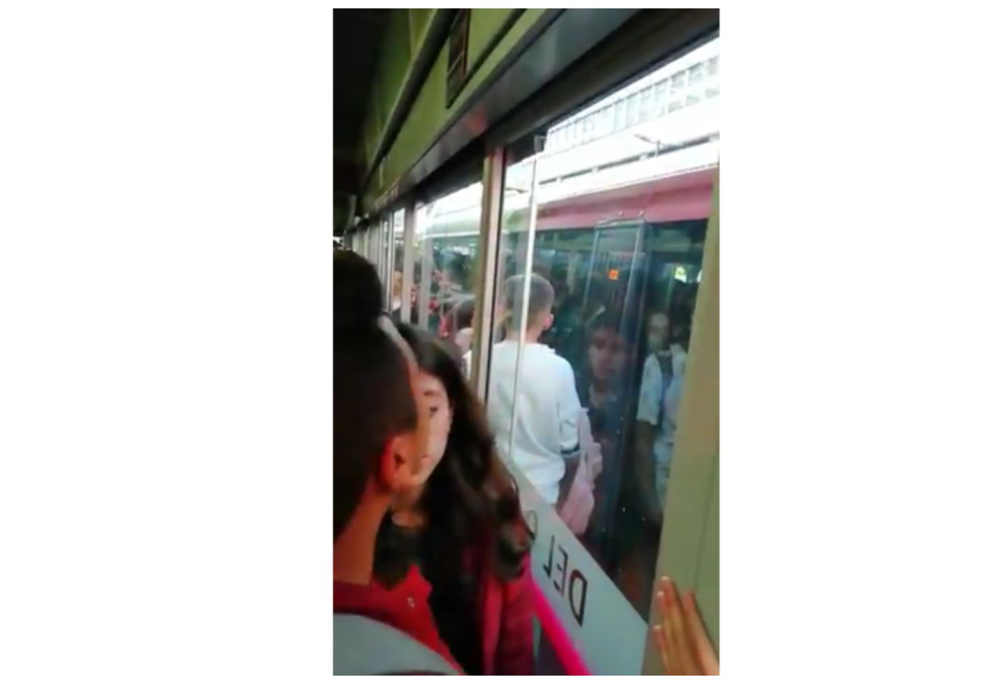 Un ciudadano les cerró la puerta a los colados en Transmilenio.