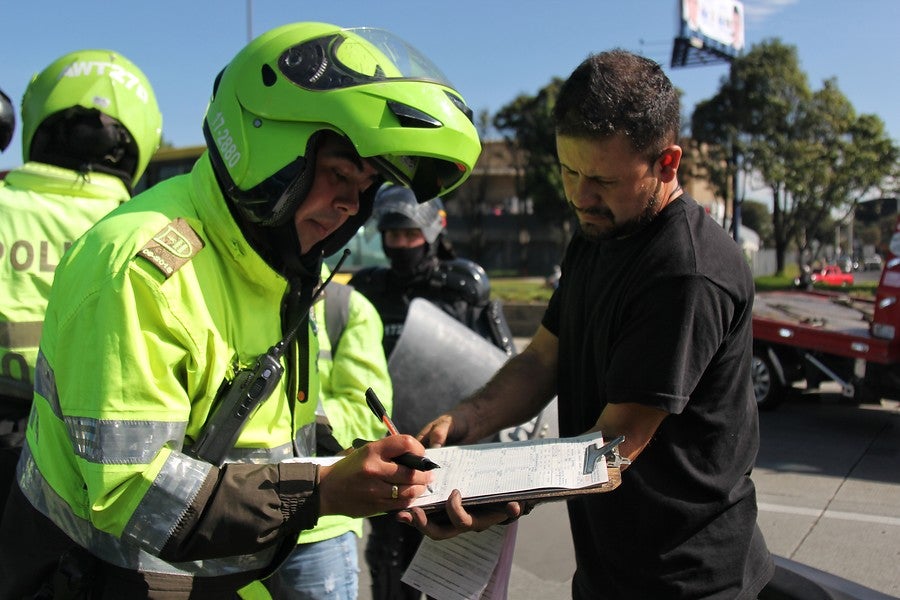 Policía de Tránsito impartiendo un comparendo
