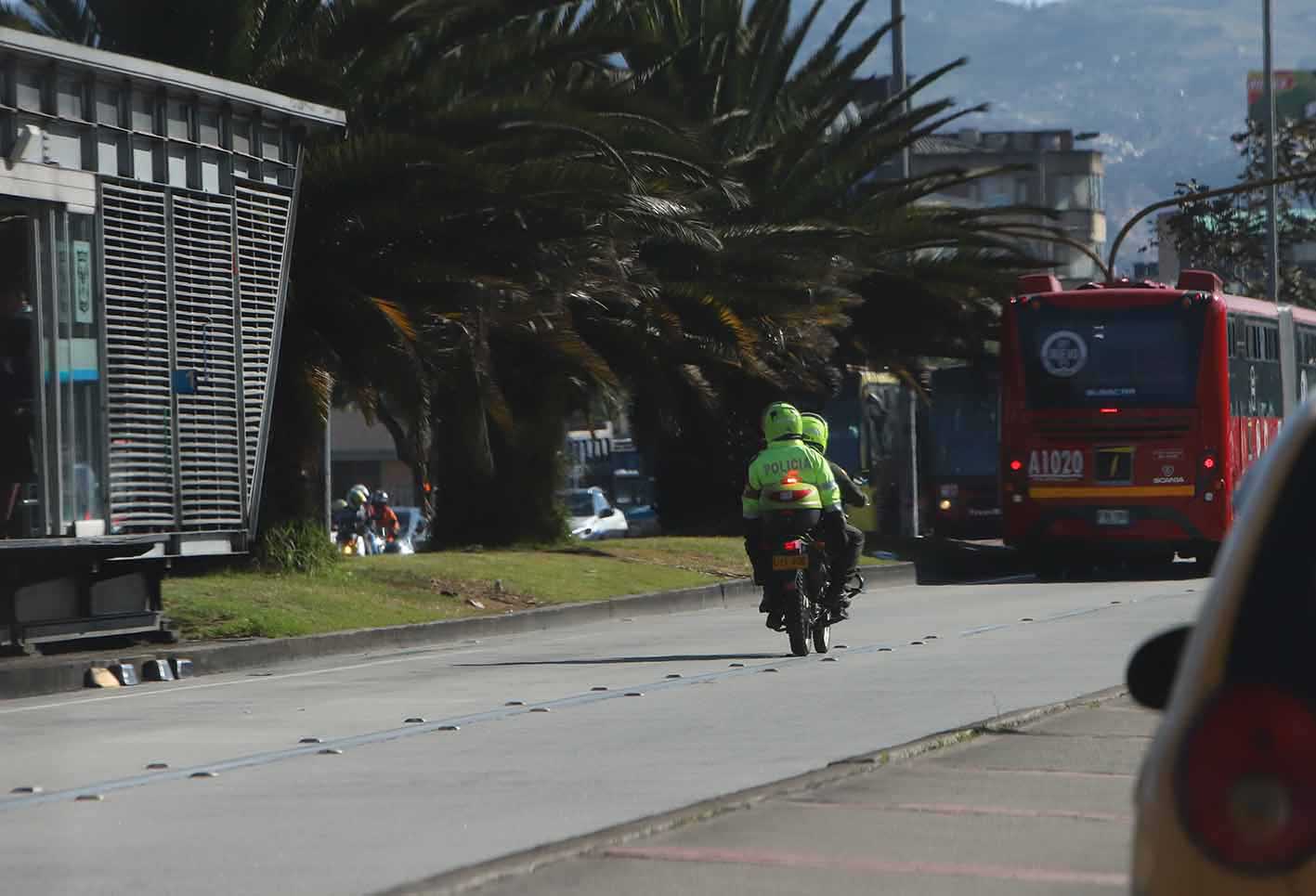 Gente que maneja por vías de uso exclusivo de Transmilenio