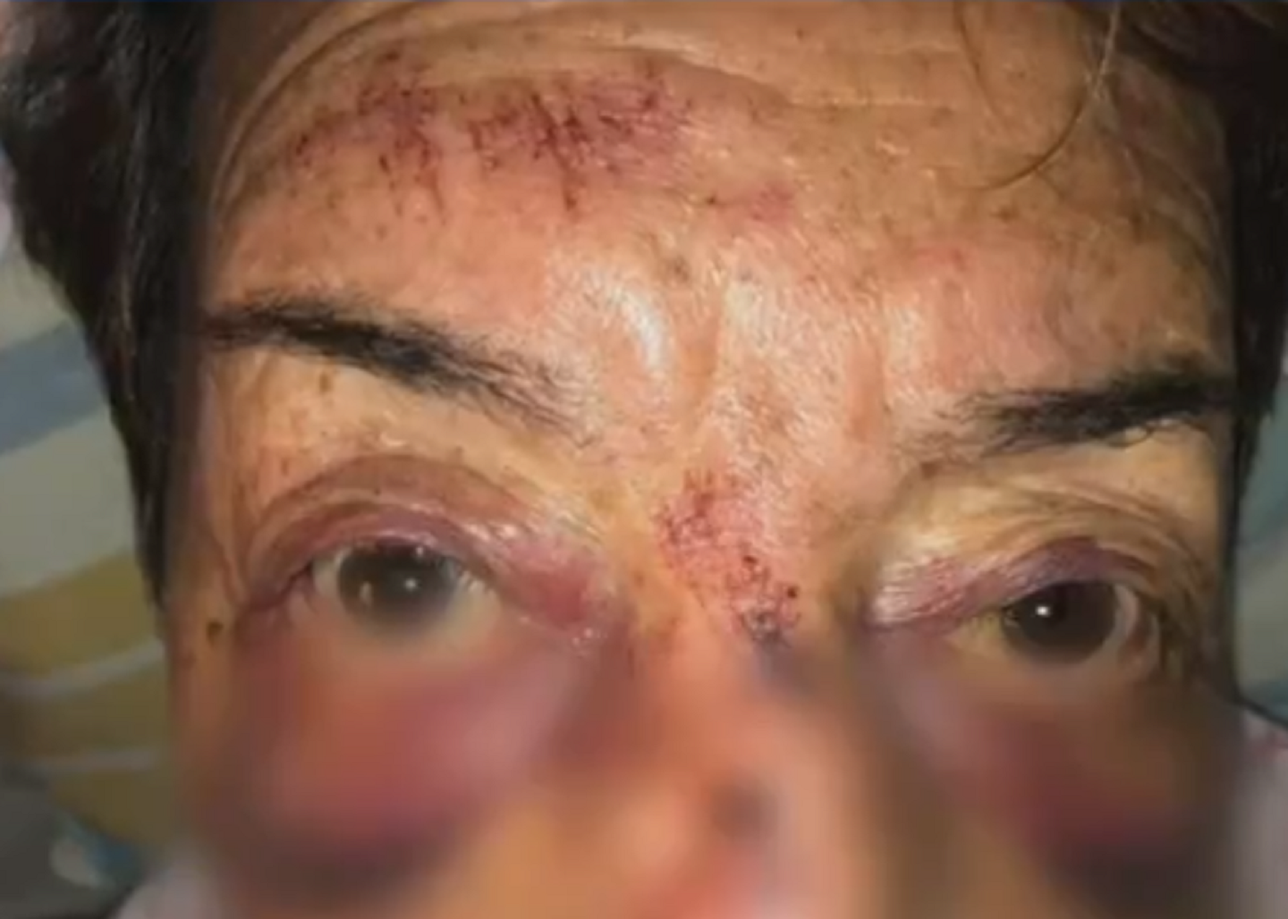 Taxista agrede a pasajera