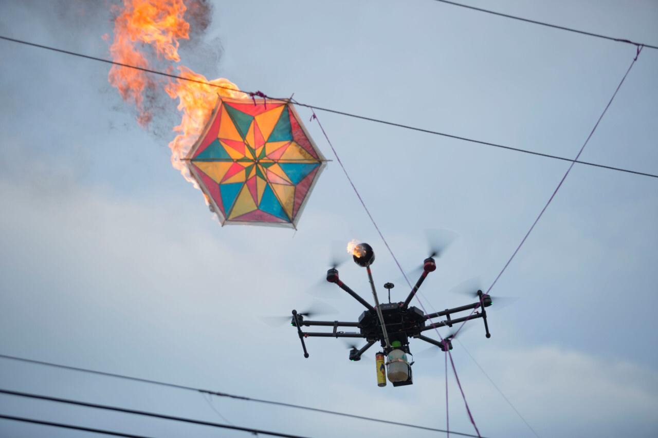 Dron baja cometas enredadas en red eléctrica