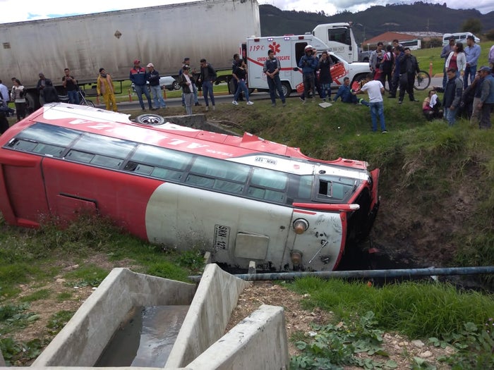 Terrible accidente de un bus deja 14 personas heridas en Cundinamarca