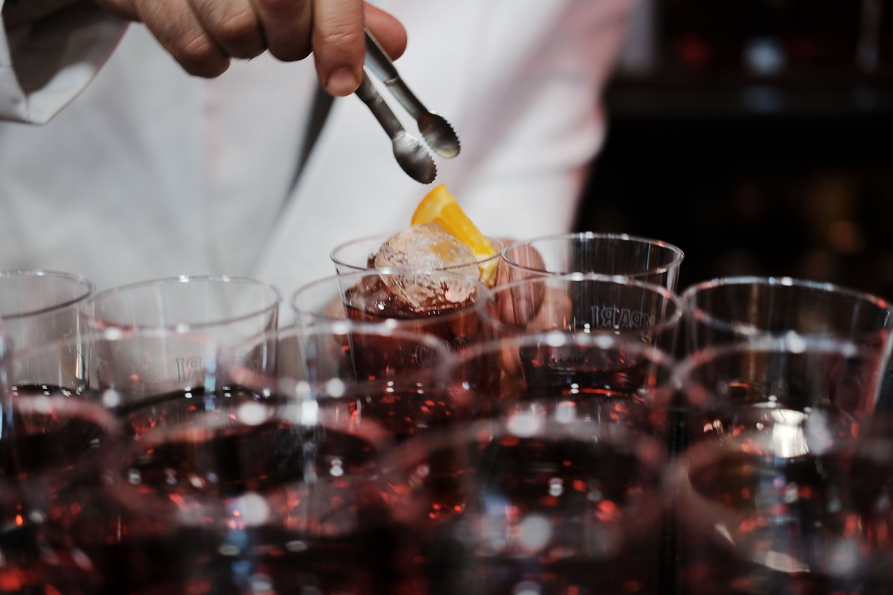 Cocteles preparados en un bar.