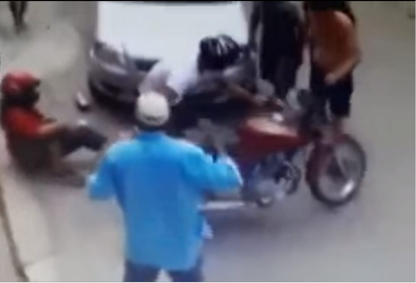 Hombre quemado por buen samaritano.