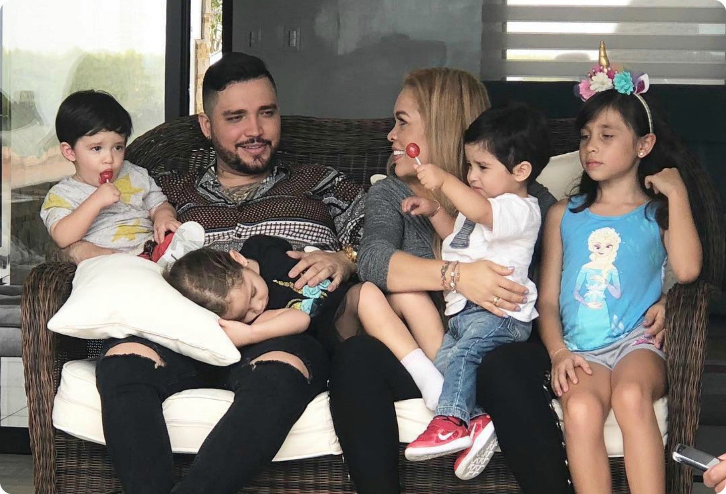 Jessi Uribe, Sandra Barrios y sus cuatro hijos