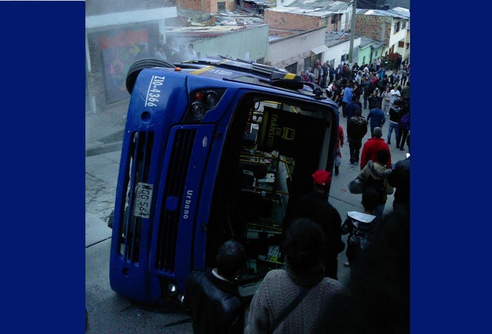 Bus volcado en el kilómetro cuatro vía a la Calera
