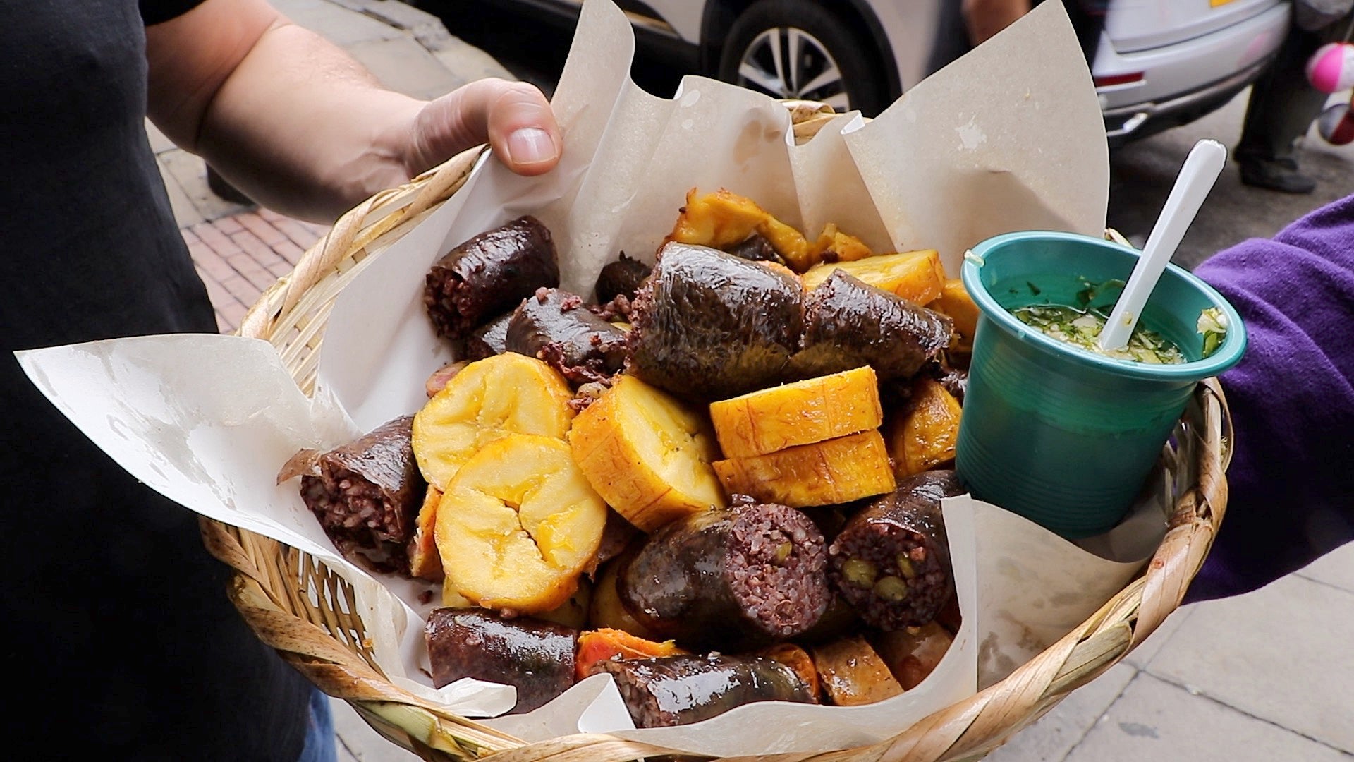 La gastronomía del piqueteadero y la fritanga en Colombia.