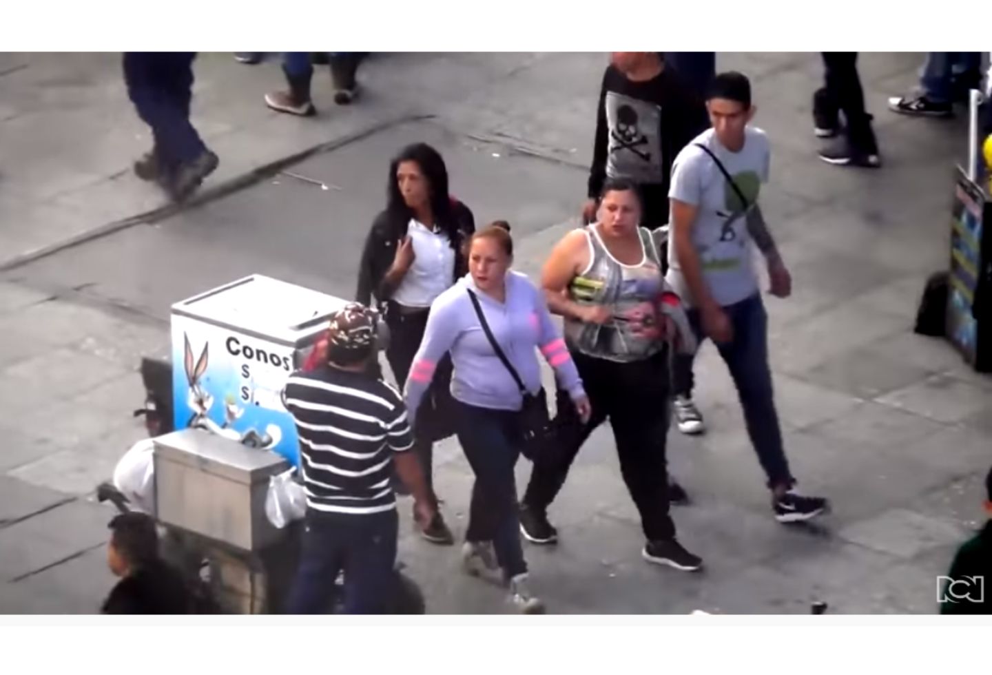 Su rapidez queda en evidencia mientras unos esculcan, otros distraen hablando por celular y otros montan ropa como telones para poder actuar con tranquilidad.