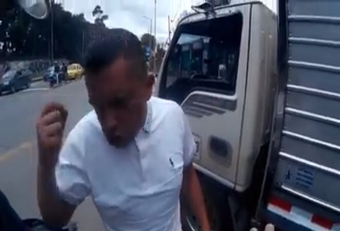 Se pasa un semáforo en rojo, casi atropella a motociclista y más encima le echa la culpa