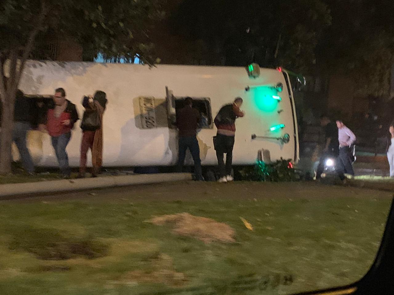 Bus volcado en el norte de Bogotá, sector Niza.