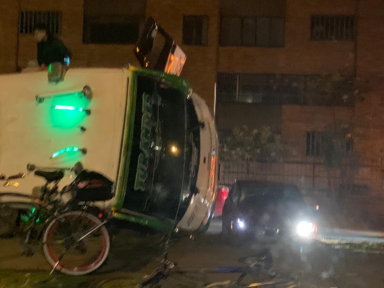 Bus volcado en calle 127, Bogotá.