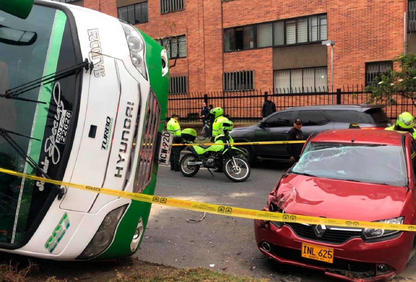 Bus volcado en el norte de Bogotá, sector Niza.