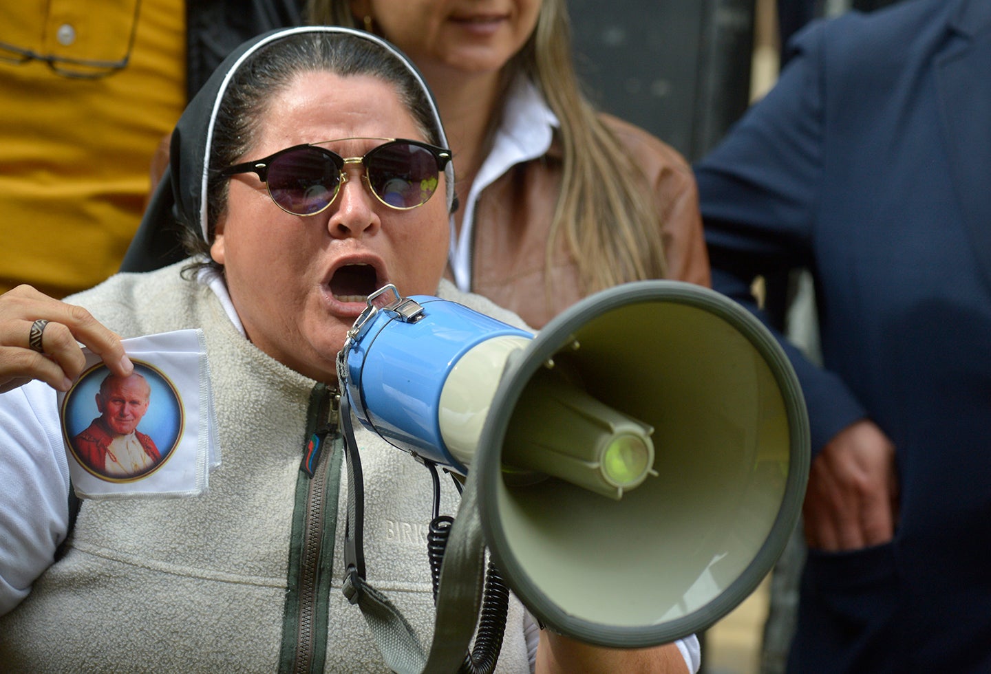 Adriana Torres apoyando al expresidente Álvaro Uribe, en Bogotá