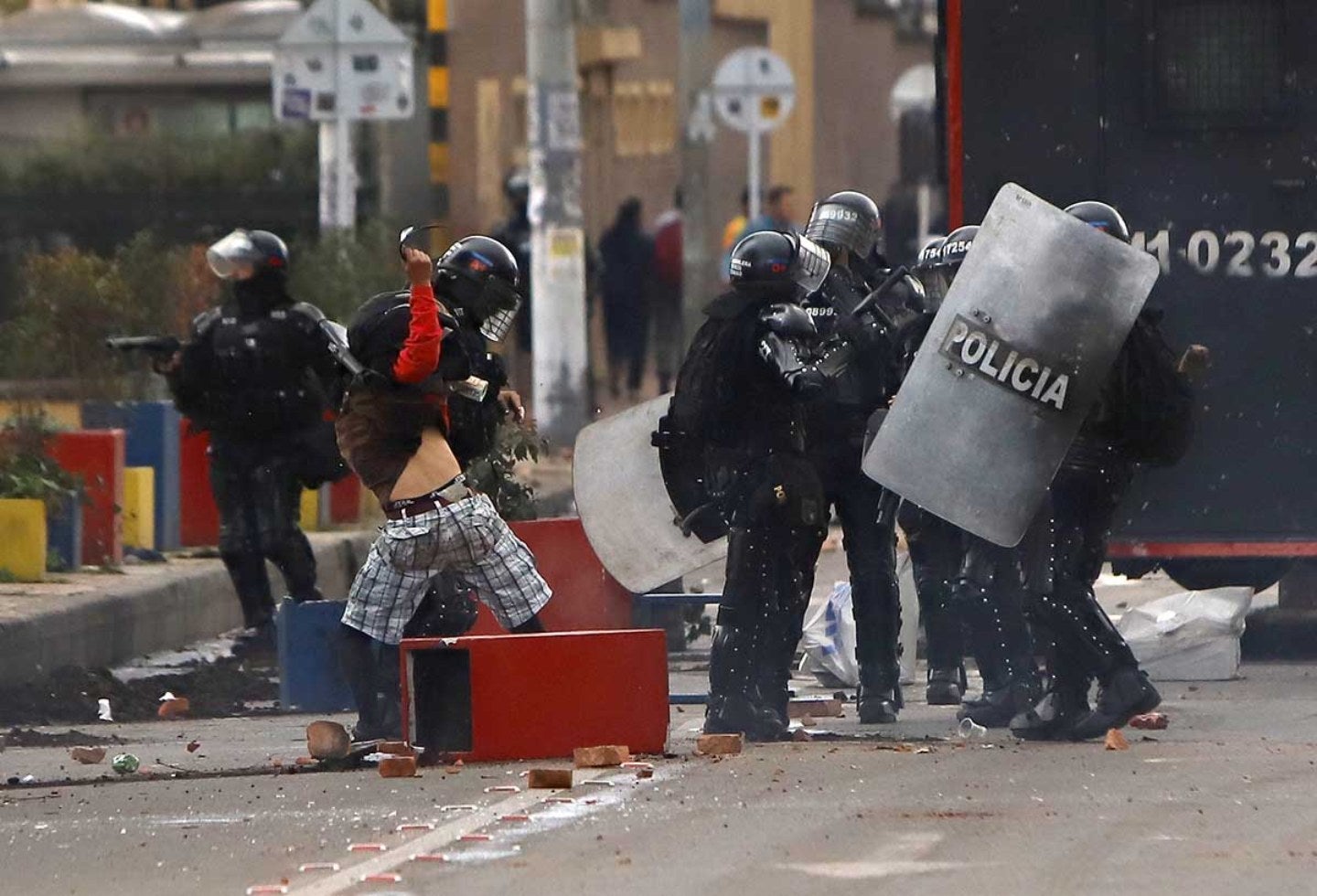 En su mano izquierda sostenía lo que parecía ser un cóctel mólotov