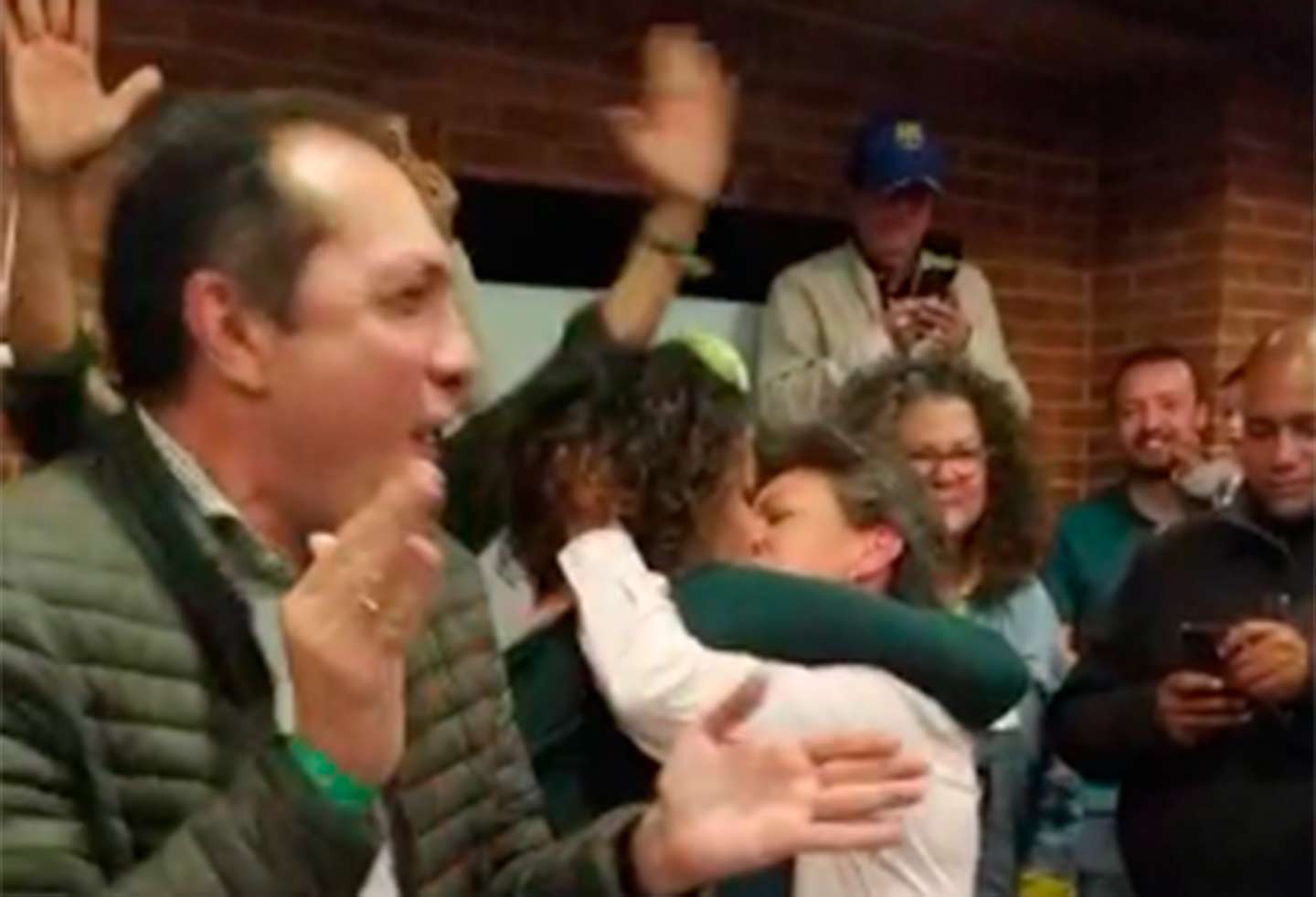 Claudia López y Angélica Lozano celebrando el triunfo de la primera de ellas como alcaldesa de Bogotá