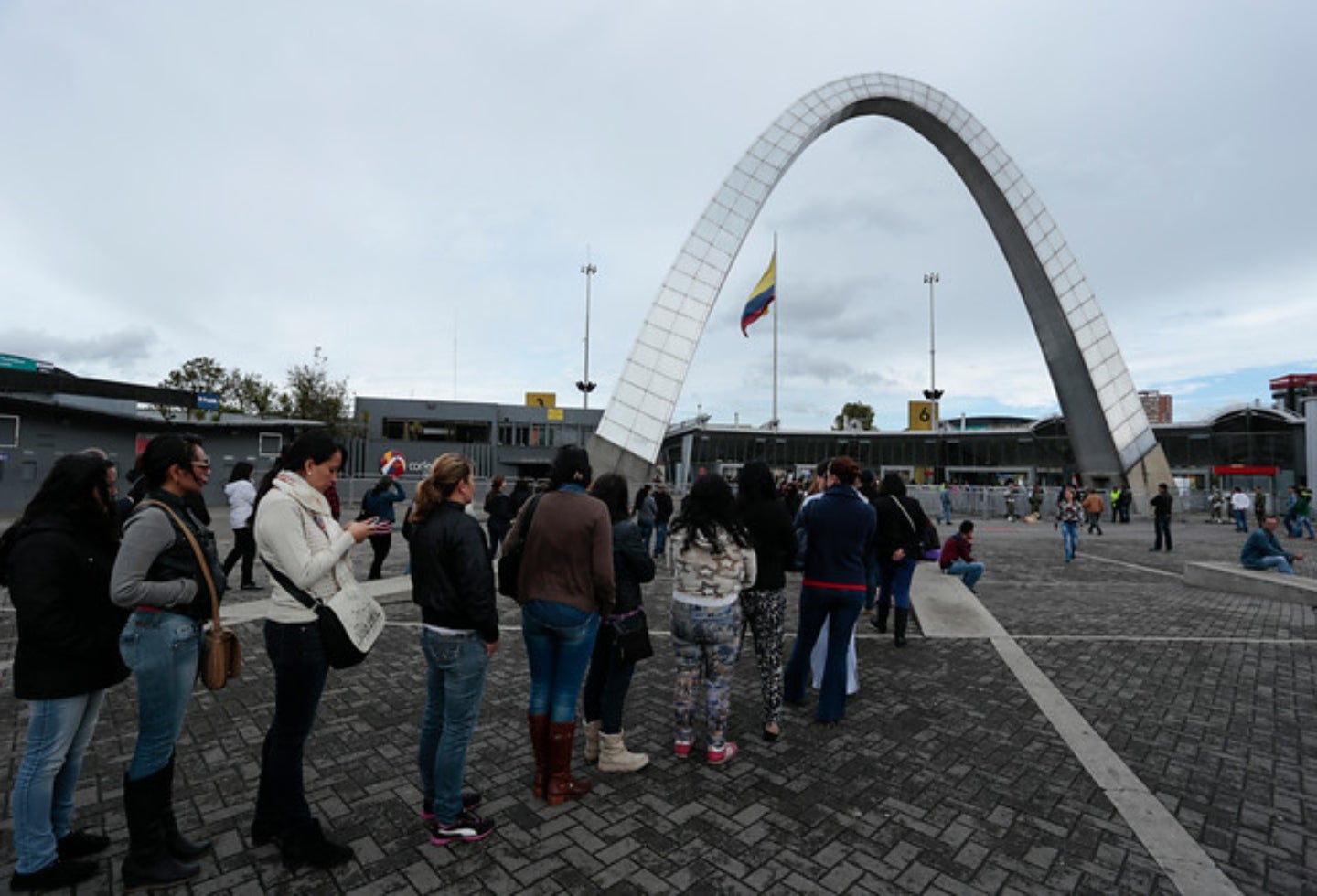 Elecciones Territoriales 2023: personas que votan en Corferías, Bogotá