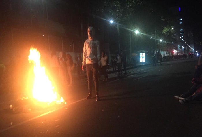 Fuertes disturbios por protestas de estudiantes en los Héroes
