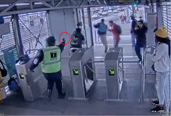 Polémica por despido de guardia que se jugó la vida por defender estación de transmilenio