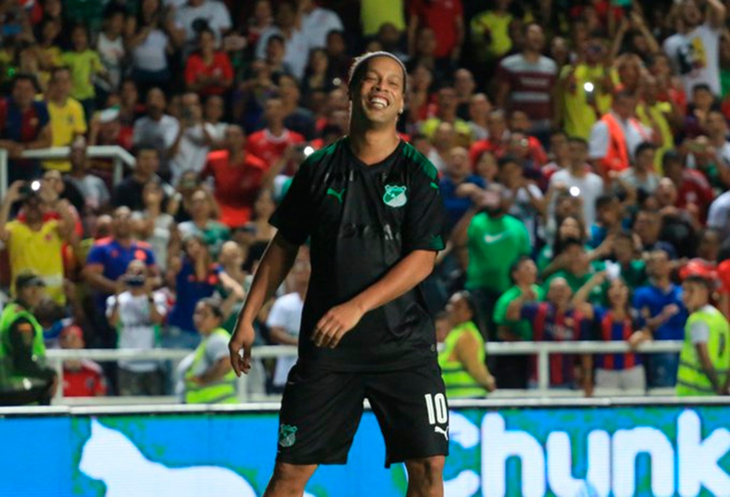 Ronaldinho, con el uniforme del Deportivo Cali, en el partido de exhibición ante América de Cali en el Pascual Guerrero, el 20 de octubre de 2019 en Cali