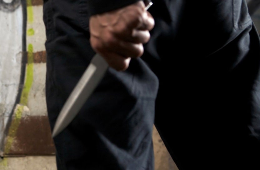 Hombres se agarraron a cuchillo mientras tomaban licor en Kennedy