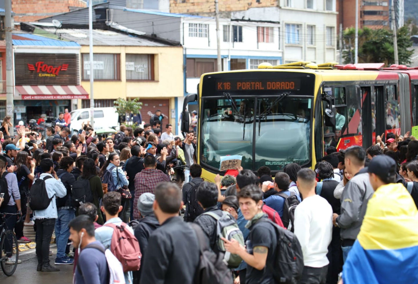 Paro nacional - Bloqueos en la Calle frente a la Universidad Nacional