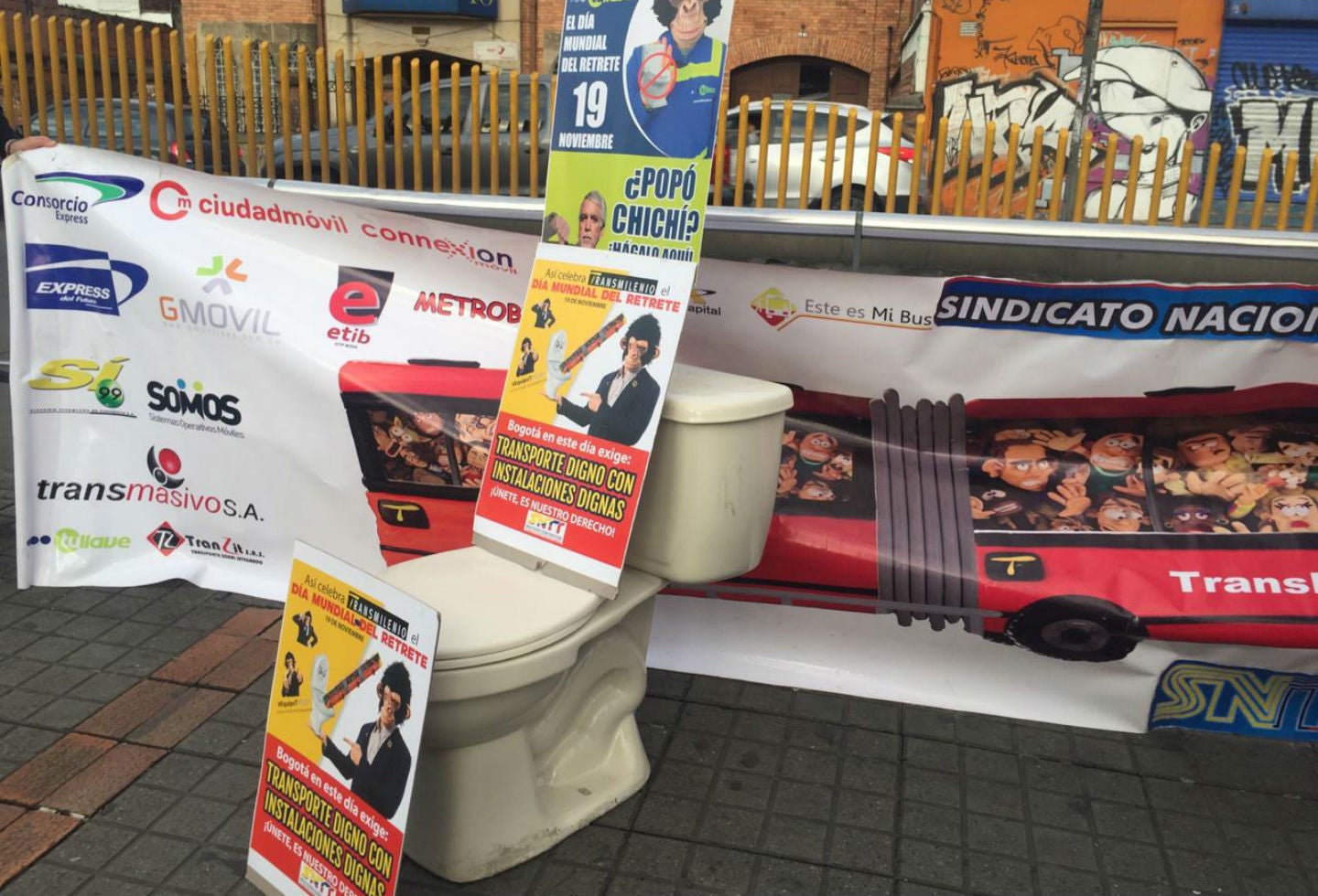 Trabajadores de Transmilenio protestan por falta de baños