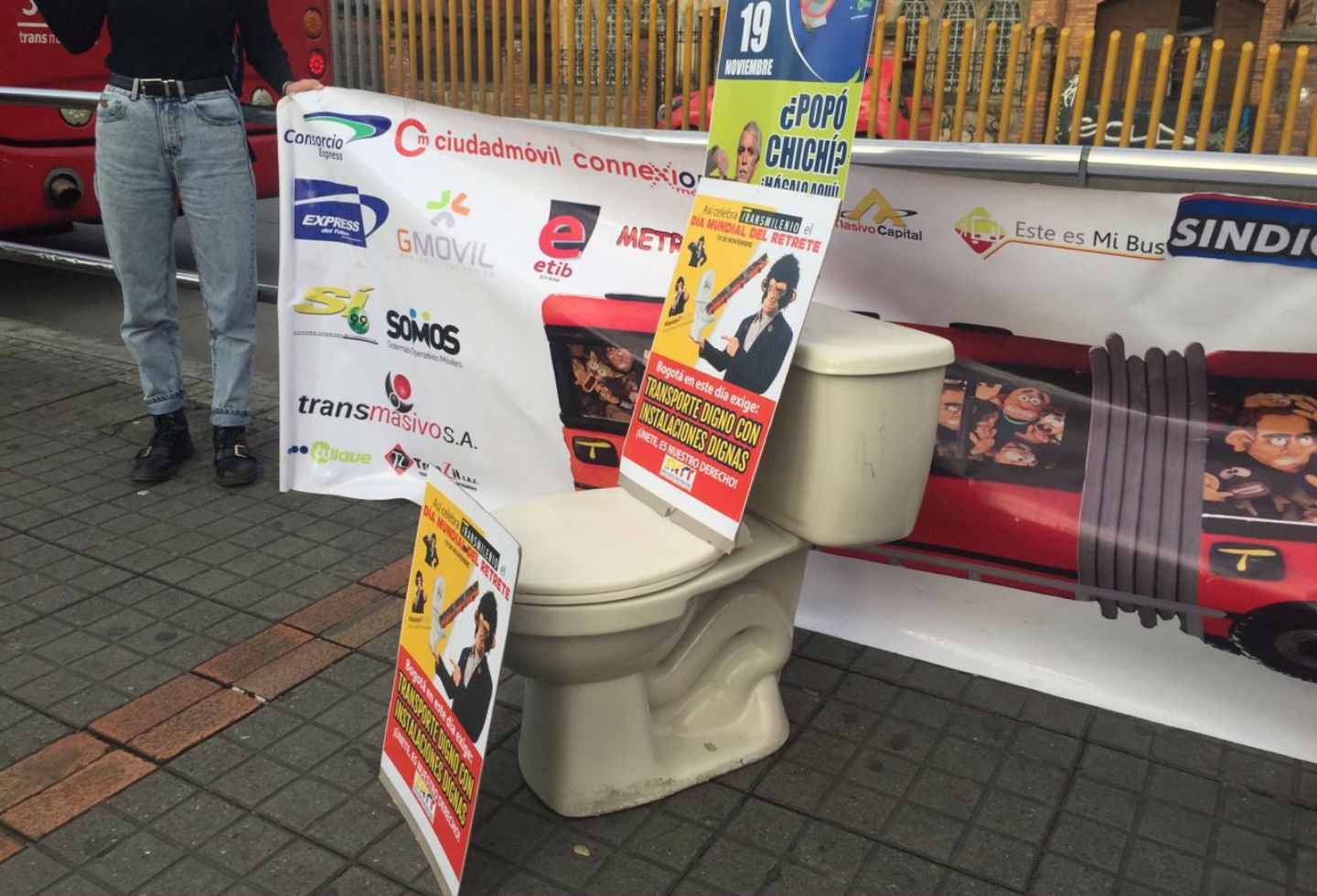 Trabajadores de Transmilenio protestan por falta de baños