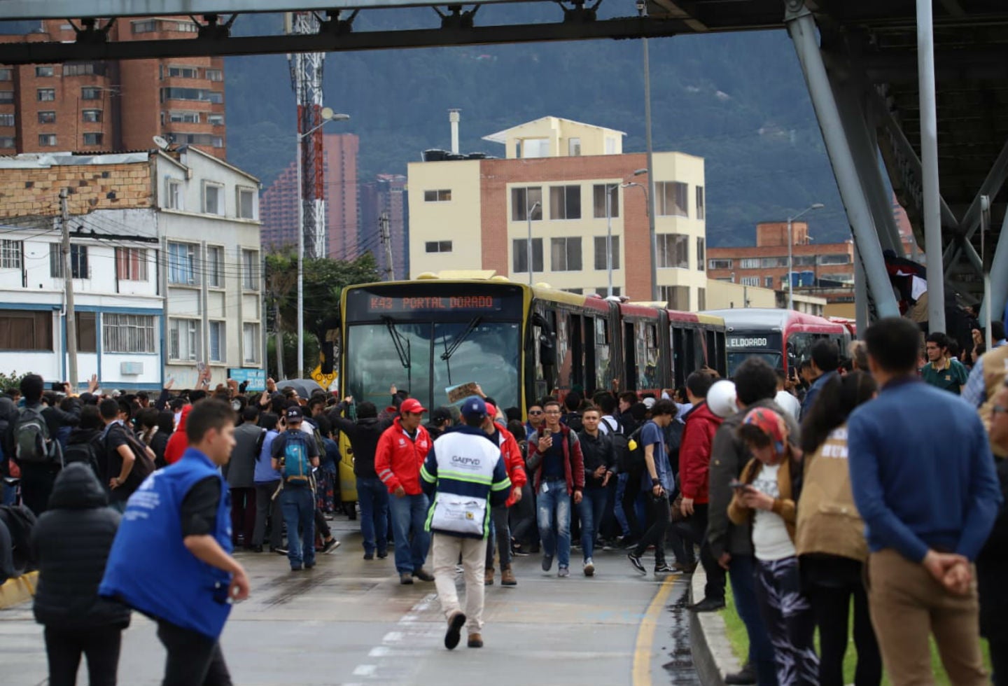 Paro nacional - Bloqueos en la Calle frente a la Universidad Nacional