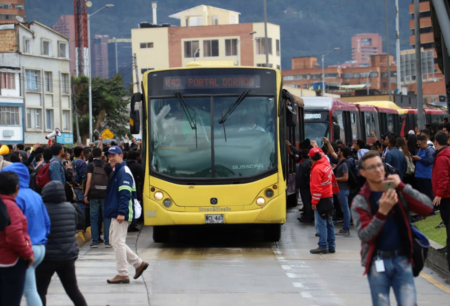 Paro nacional - Bloqueos en la Calle frente a la Universidad Nacional
