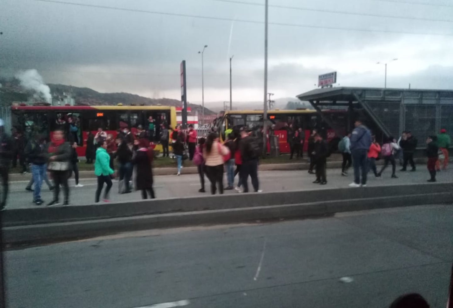 Profesores arman tremendo trancón en la Auto Sur: conductores desesperados