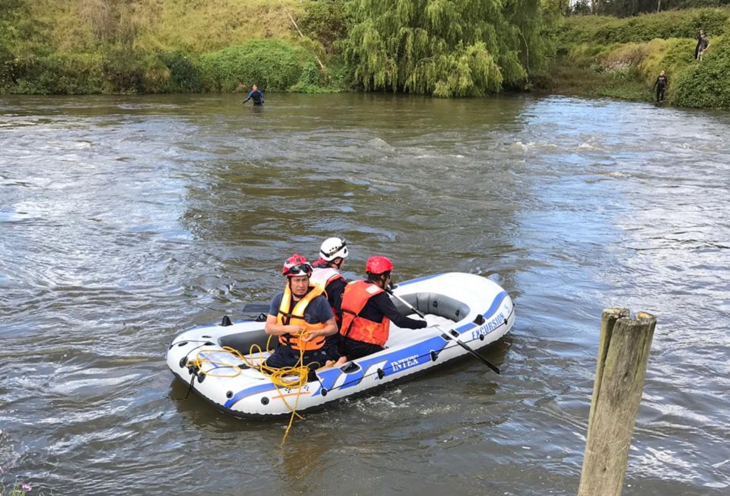 Bomberos buscan menor desaparecido