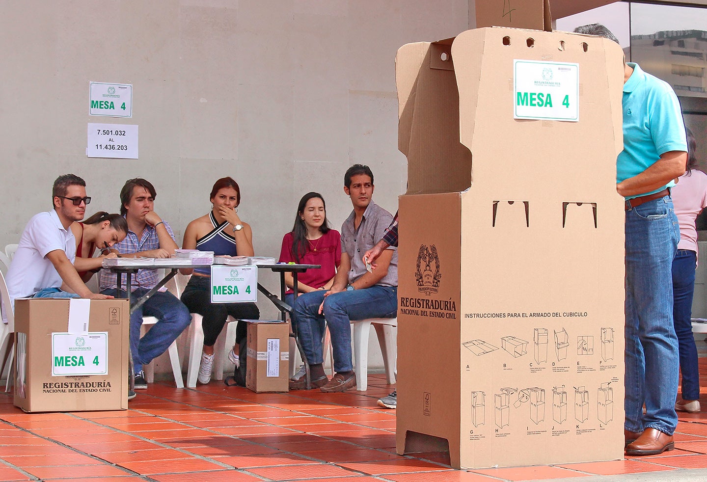Colombianos ejerciendo su derecho al voto en Bogotá