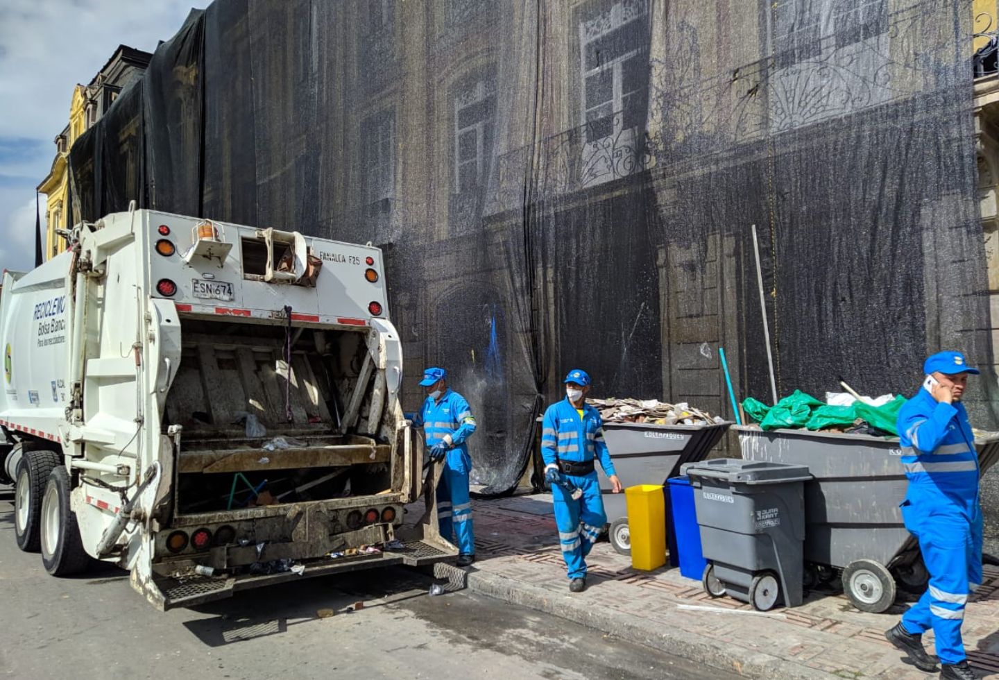 Algunos manifestantes llamaron a mantenerse en las calles hasta que el gobierno escuche sus exigencias.