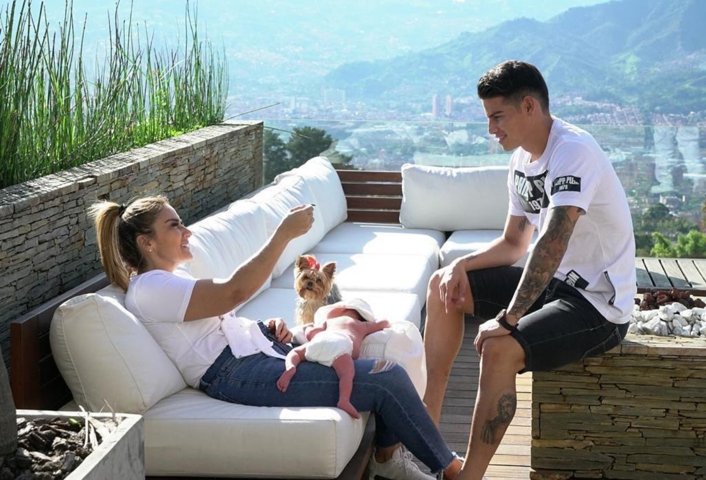 James Rodríguez con su mamá y su nuevo hijo