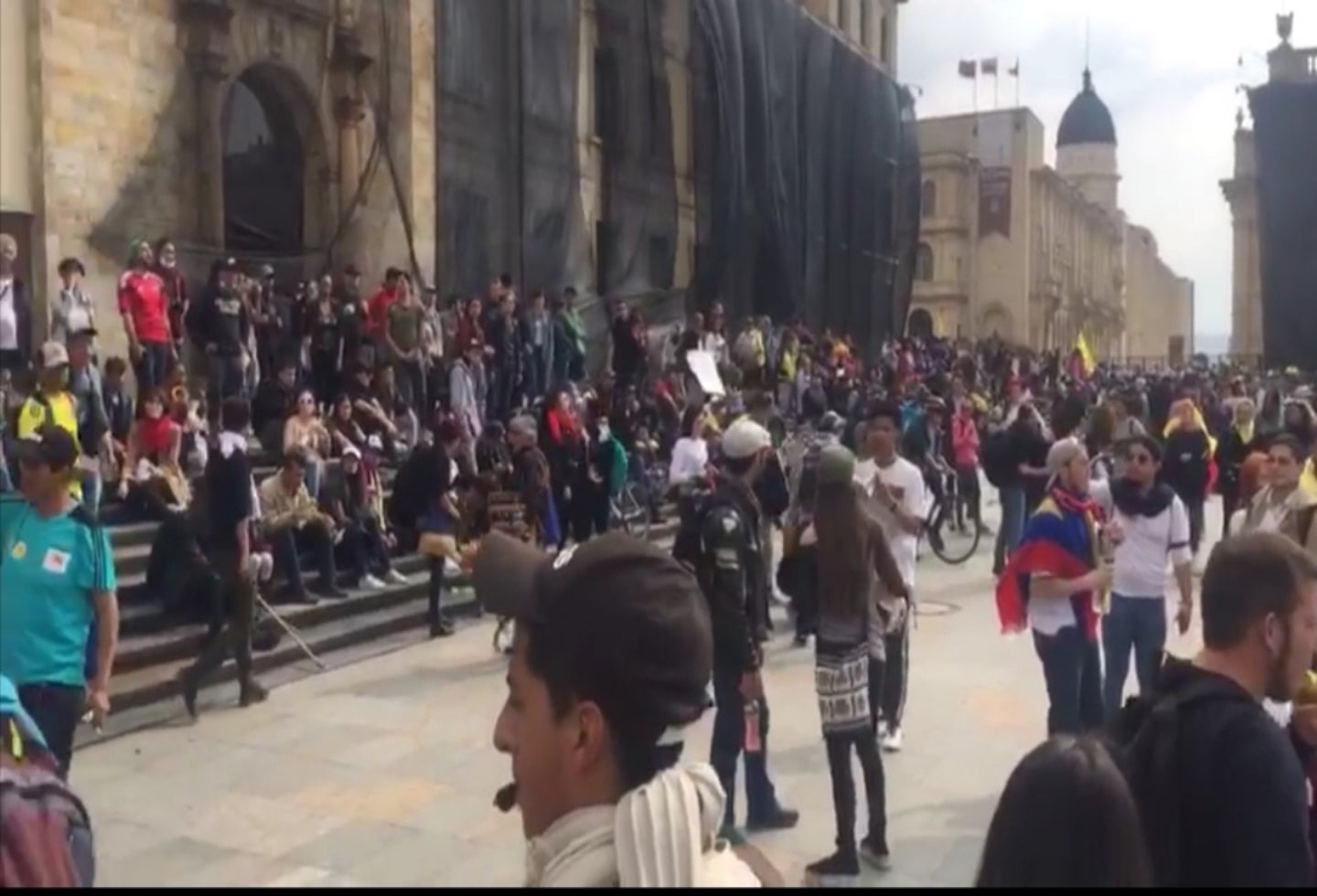 Manifestantes se encuentran en la Plaza de Bolívar