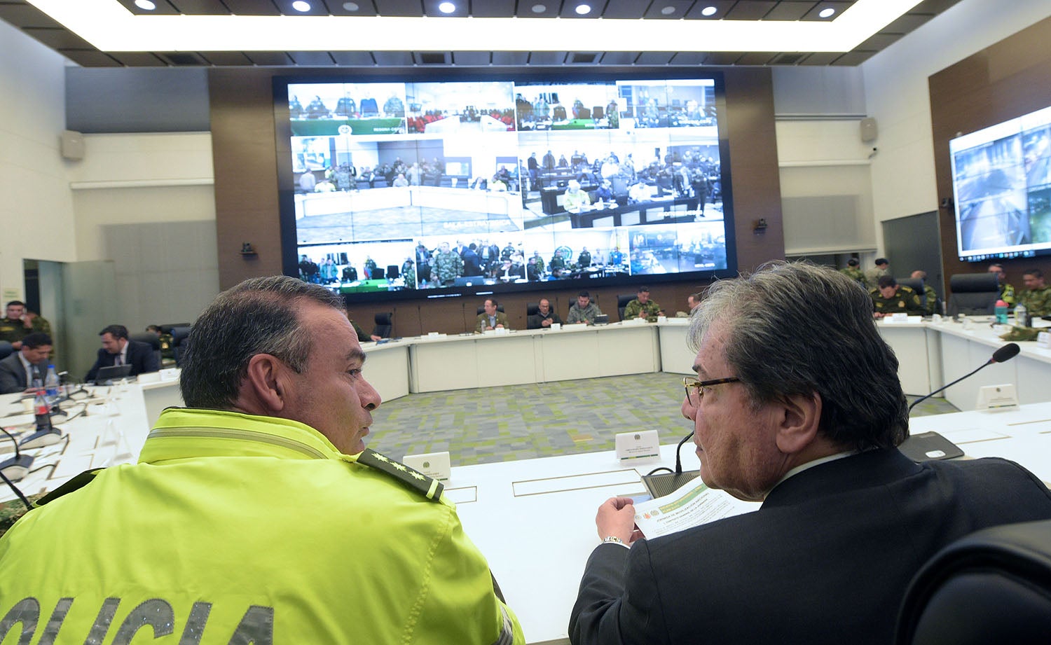 Ministro de la Defensa, Carlos Holmes Trujillo y el director de la policía metropolitana de Bogotá