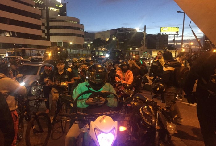 Moteros, ciclistas y skaters se reúnen por la calle 100 para continuar las marchas