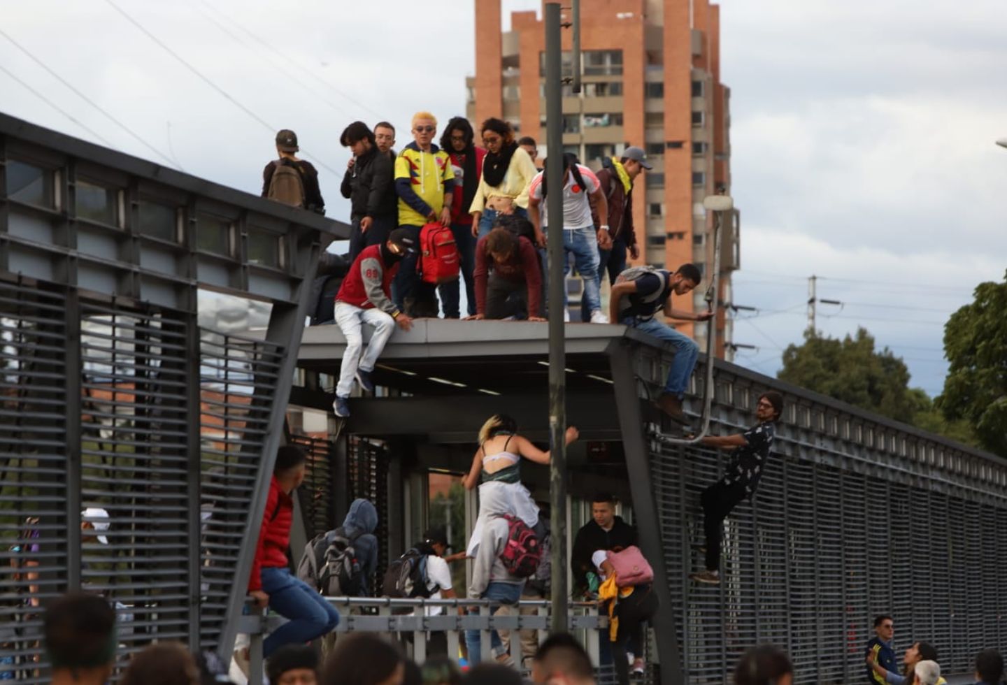 Aunque ha sido una manifestación pacífica, algunos se han tomado sin violencia las estaciones de Transmilenio.