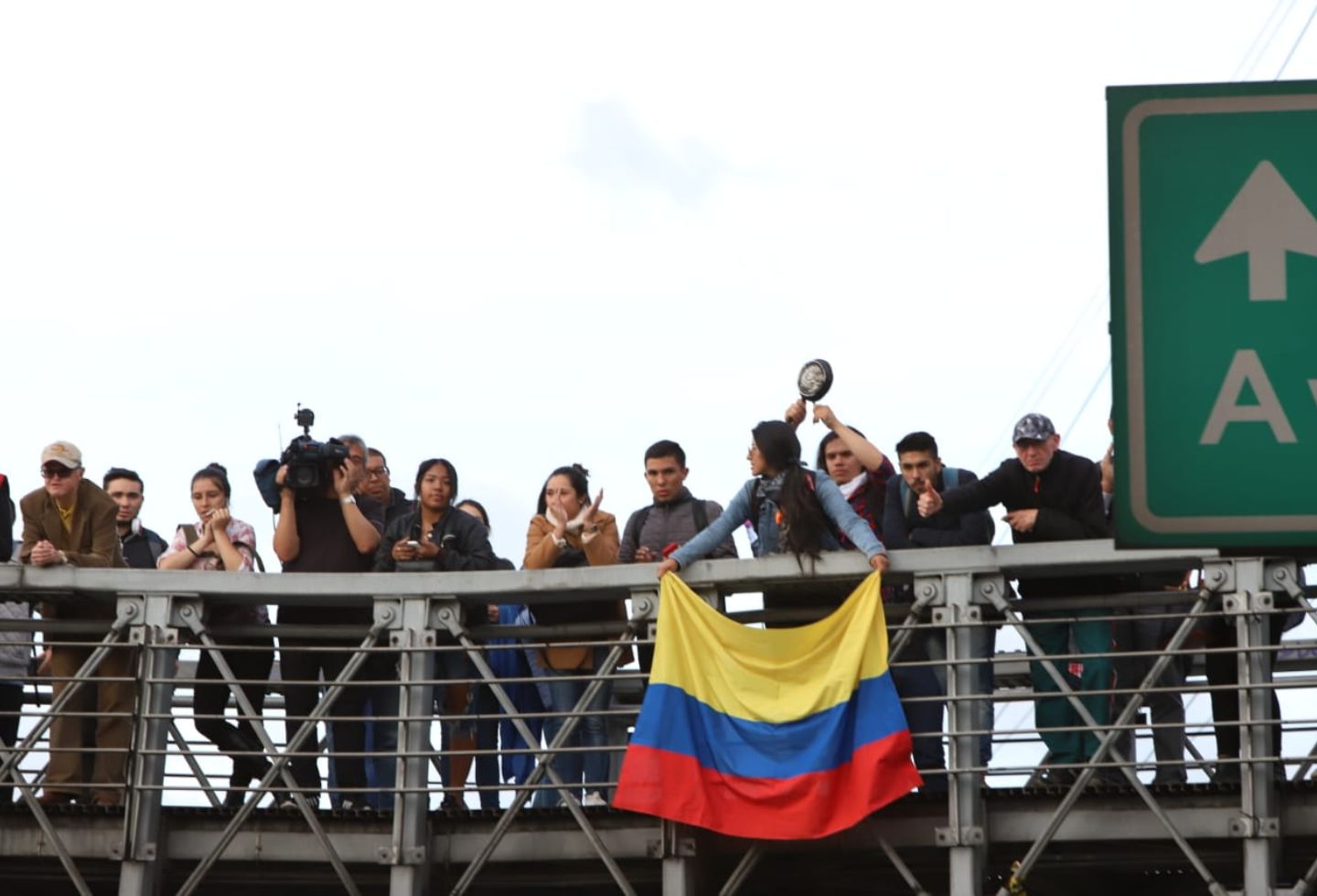 En los puentes peatonales de la Autopista Norte, algunos también han sacado sus banderas para protestar.