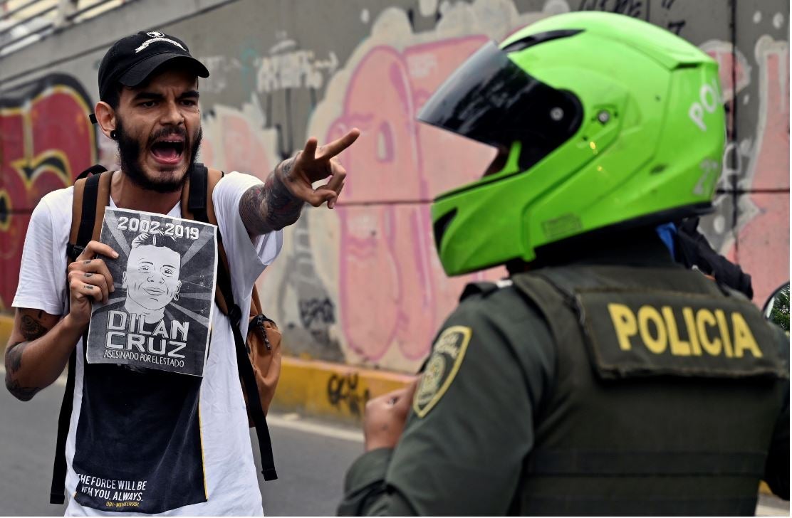 Manifestante protesta ante un policía, tras la muerte del joven bachiller Dilan Cruz.
