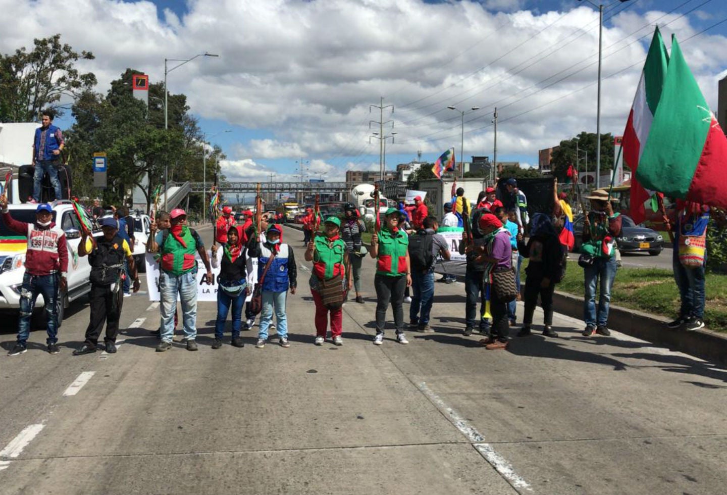 Indígenas bloquean la Avenida NQS