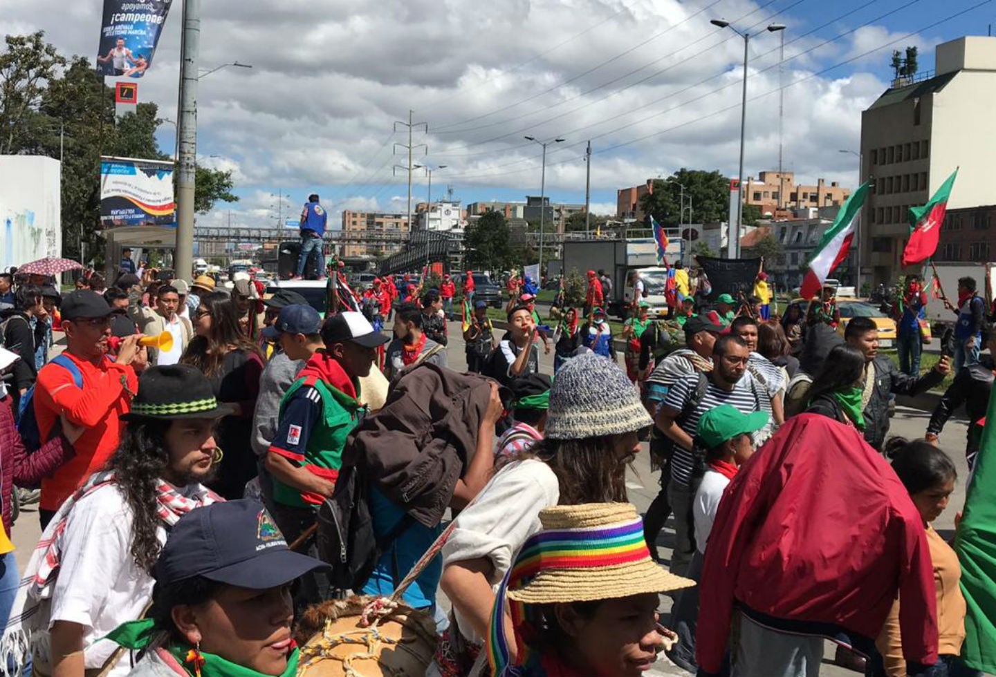 Indígenas bloquean la Avenida NQS