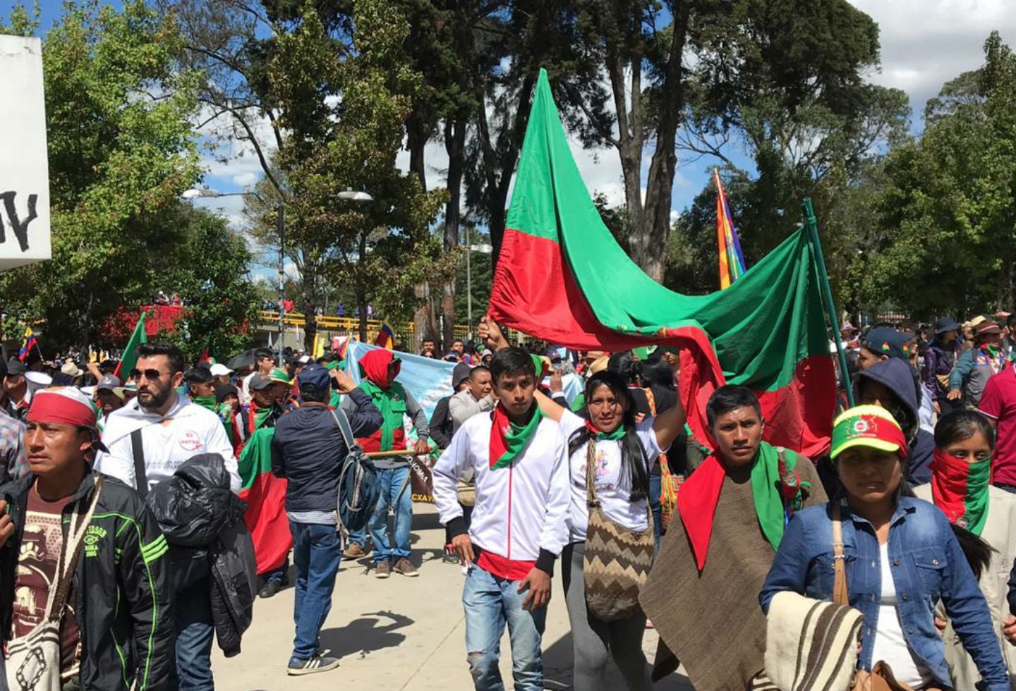 Indígenas bloquean la Avenida NQS