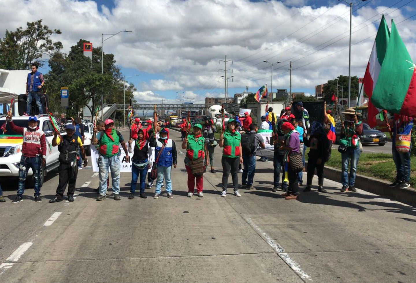 Indígenas bloquean la Avenida NQS