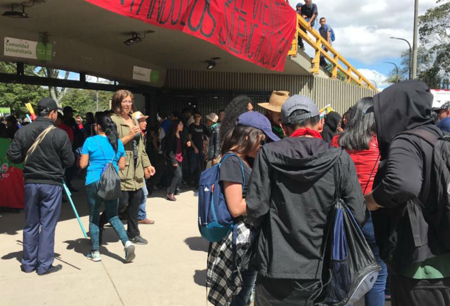 Indígenas bloquean la Avenida NQS